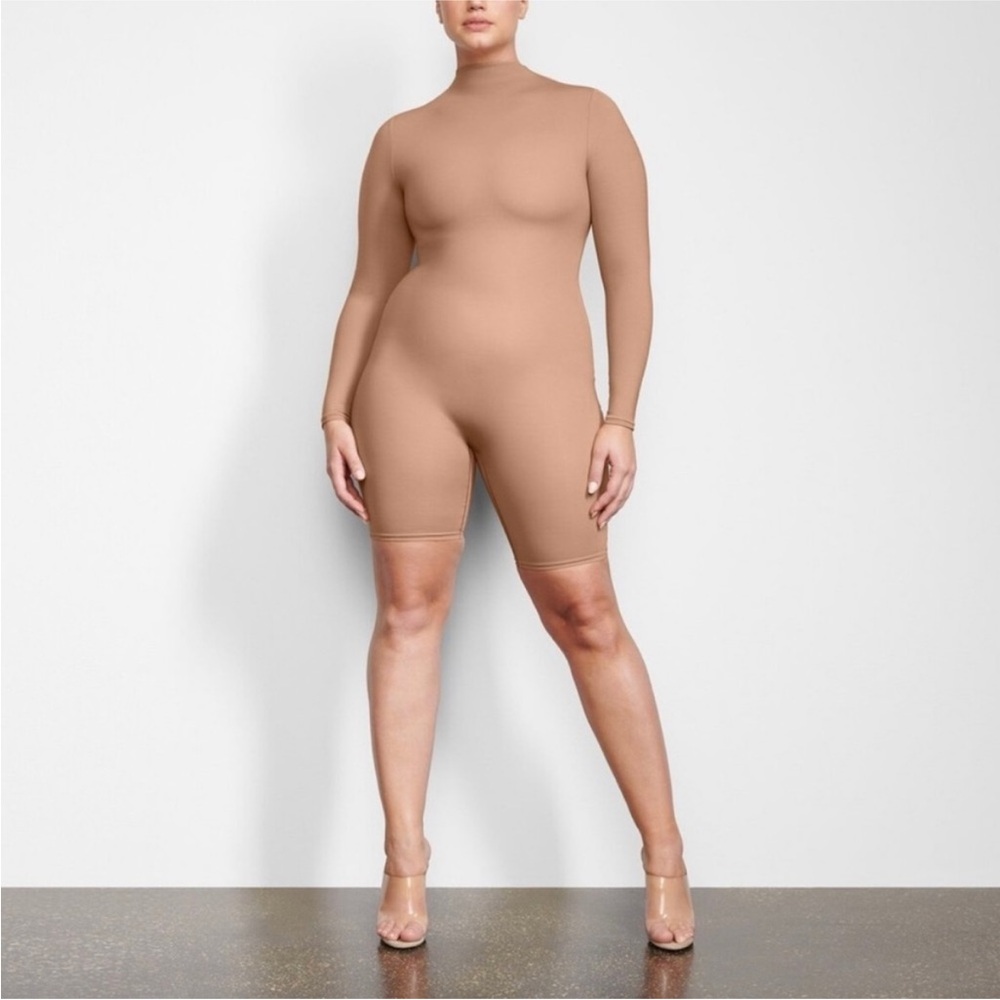 SKIMS All-In-One Long Sleeve Mid Thigh
Onesie Bodysuit Sienna, Women’s L